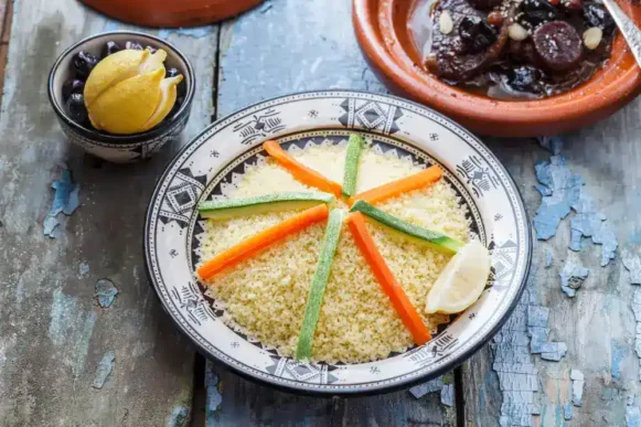 Couscous marroquino com legumes frescos no prato.