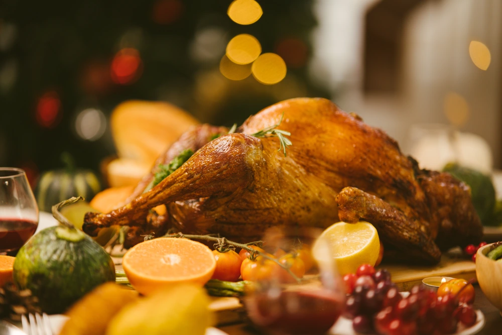 Mesa de Natal com cardápio variado: pratos tradicionais e sobremesas natalinas